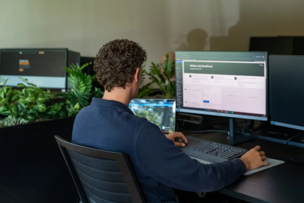 Websitebouw bij EndeOnline: ontwikkelaar aan het werk