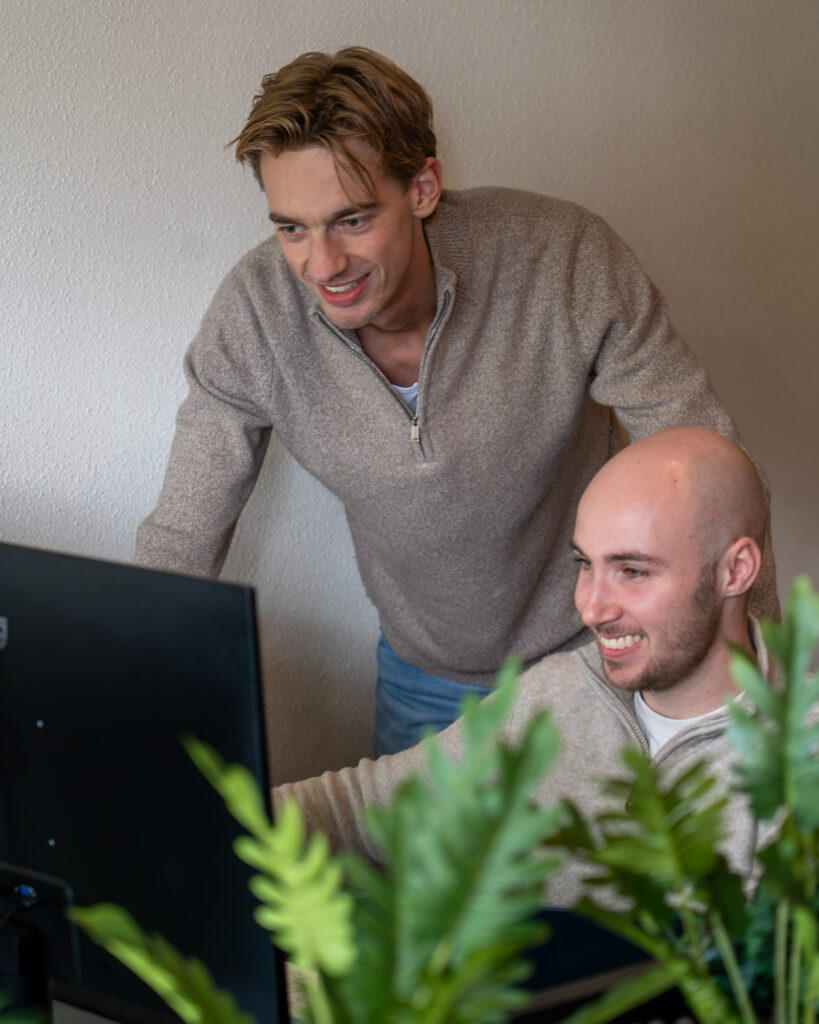 Twee collega's van EndeOnline kijken samen naar een ontwerp