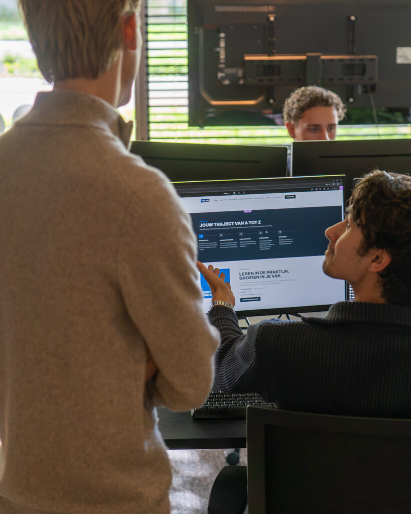 Collega's van EndeOnline bespreken een website op het scherm