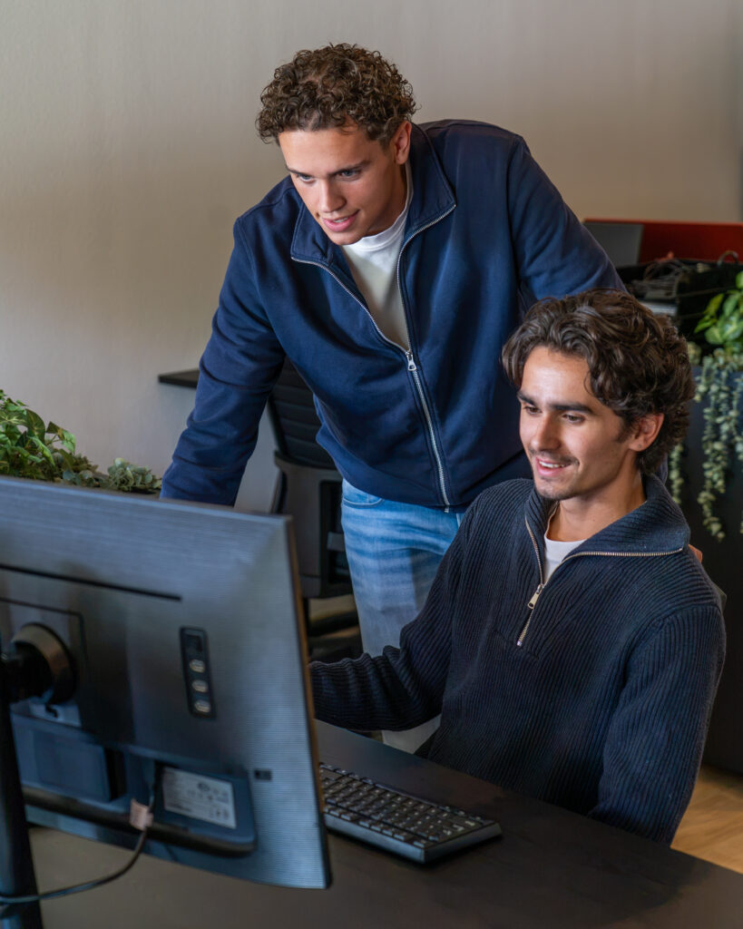Webdesigners van EndeOnline werken samen aan een website