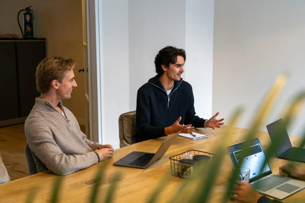 Kennismakingsgesprek met een klant op het kantoor van EndeOnline
