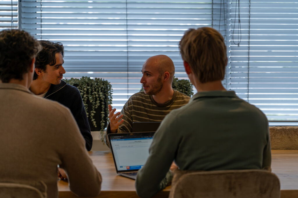 Klantgesprek aan tafel bij EndeOnline in Papendrecht